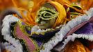 A reveller of the Salgueiro samba school participates on the first night of the annual carnival parade in Rio de Janeiro's Sambadrome, February 10, 2013. REUTERS/Sergio Moraes (BRAZIL - Tags: SOCIETY) Published: Úno. 11, 2013, 2:04 dop.