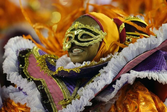 A reveller of the Salgueiro samba school participates on the first night of the annual carnival parade in Rio de Janeiro's Sambadrome, February 10, 2013. REUTERS/Sergio Moraes (BRAZIL - Tags: SOCIETY) Published: Úno. 11, 2013, 2:04 dop.