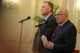 Premiér Mirek Topolánek donesl prezidentu Václavu Klausovi demisi vlády