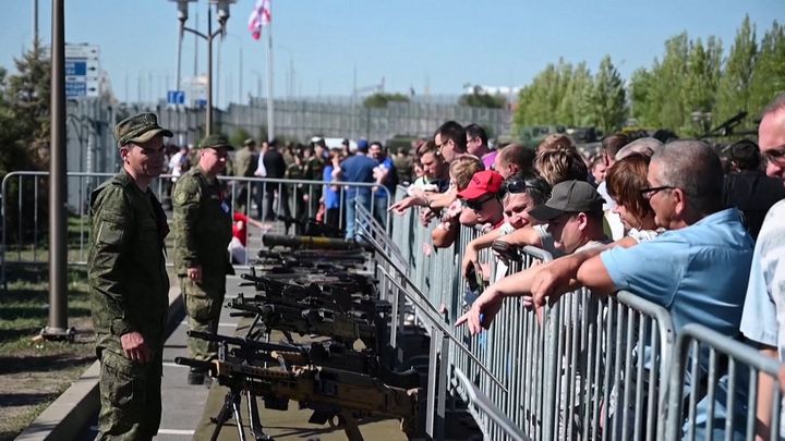 Ignorujte to. Kreml "tají", kam míří obří část veřejných peněz, bojí se reakce Rusů