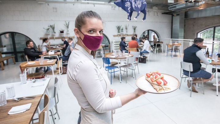 Český způsob života je ohrožen, bojí se bezradní hospodští. Začíná dlouhá řada krachů