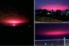 Australany vyděsilo záhadné růžové světlo na obloze. Jeho skutečný původ je rozesmál