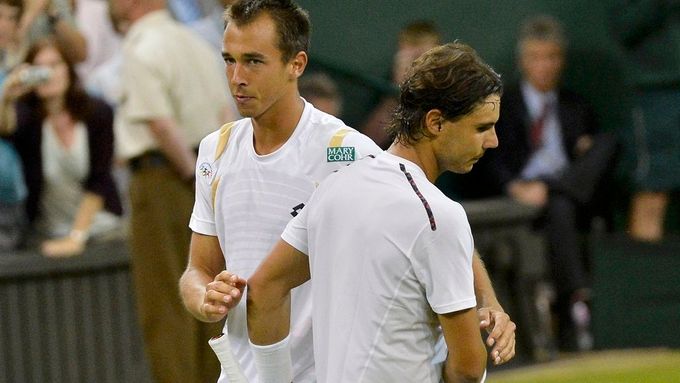 Rafael Nadal před rokem po senzační prohře s Lukášem Rosolem moc radosti neměl.