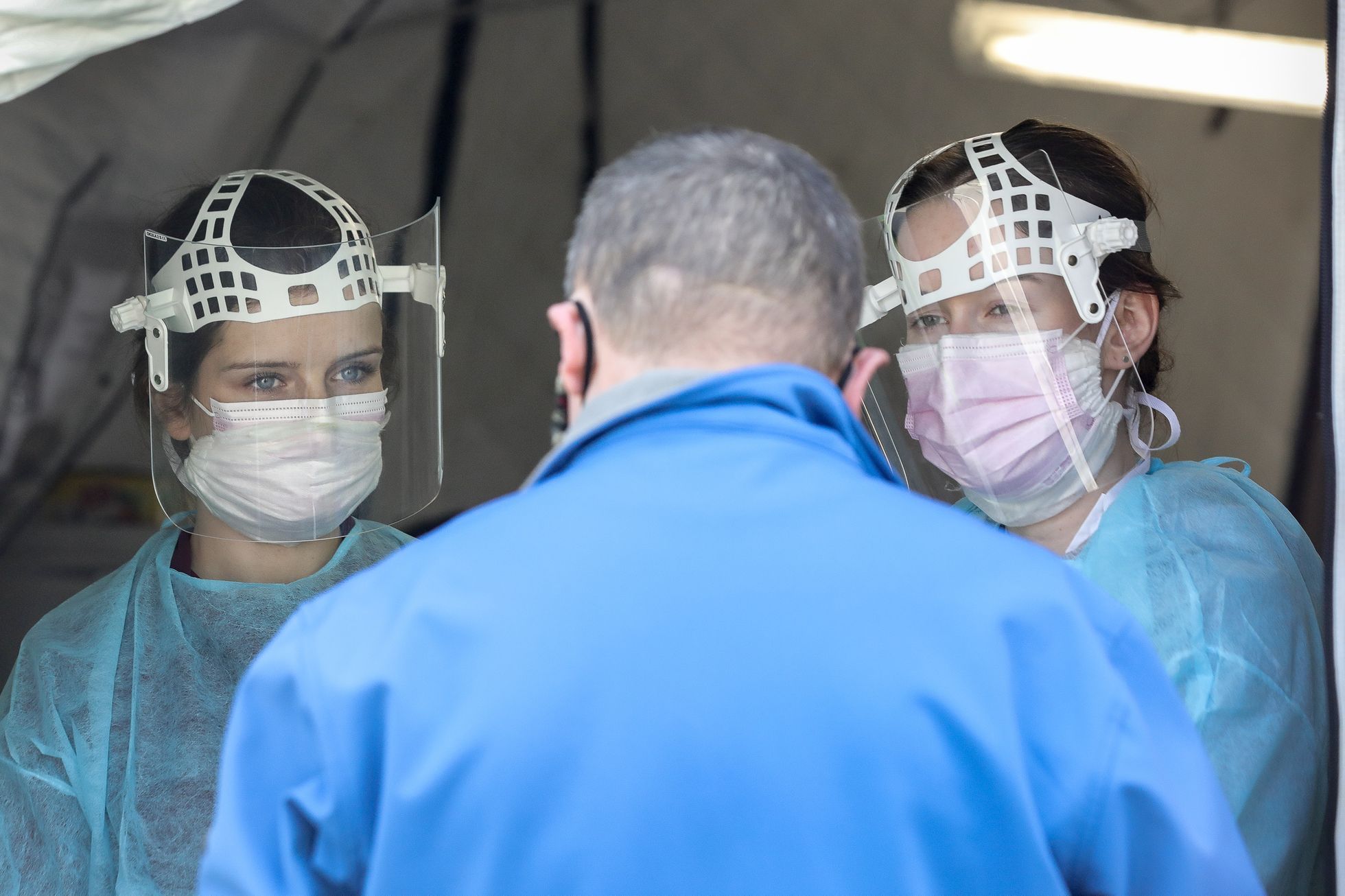 Koronavirus, COVID - Uzavřená Nemocnice Liberec - vyšetření, prohlídka, checkpoint, drive-in kontrola, medik, zdravotník