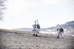 Foto: S lyžemi na zádech místo na nohou. Vojáky v extrémním závodě Winter Survival zastihla obleva