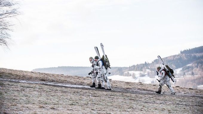 Foto: S lyžemi na zádech místo na nohou. Vojáky v extrémním závodě Winter Survival zastihla obleva