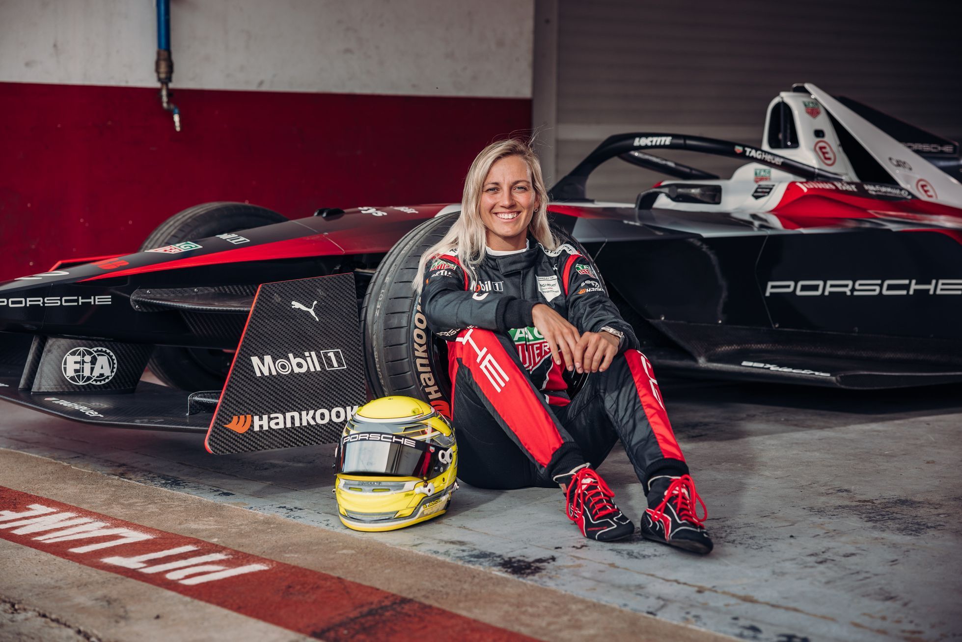 Gabriela Jílková při testech elektrické formule Porsche