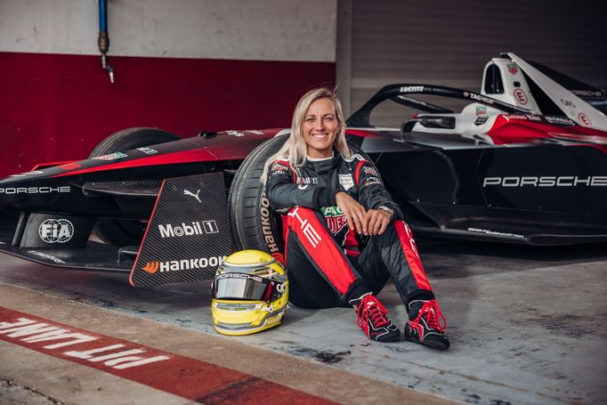 Gabriela Jílková při testech elektrické formule Porsche