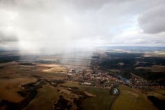 Na velikonoční víkend se v Česku mírně oteplí, bude však zataženo s přeháňkami