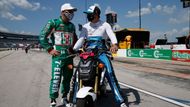 Ani piloti Tony Kanaan a Graham Rahal neunikli povinnému nošení roušek.