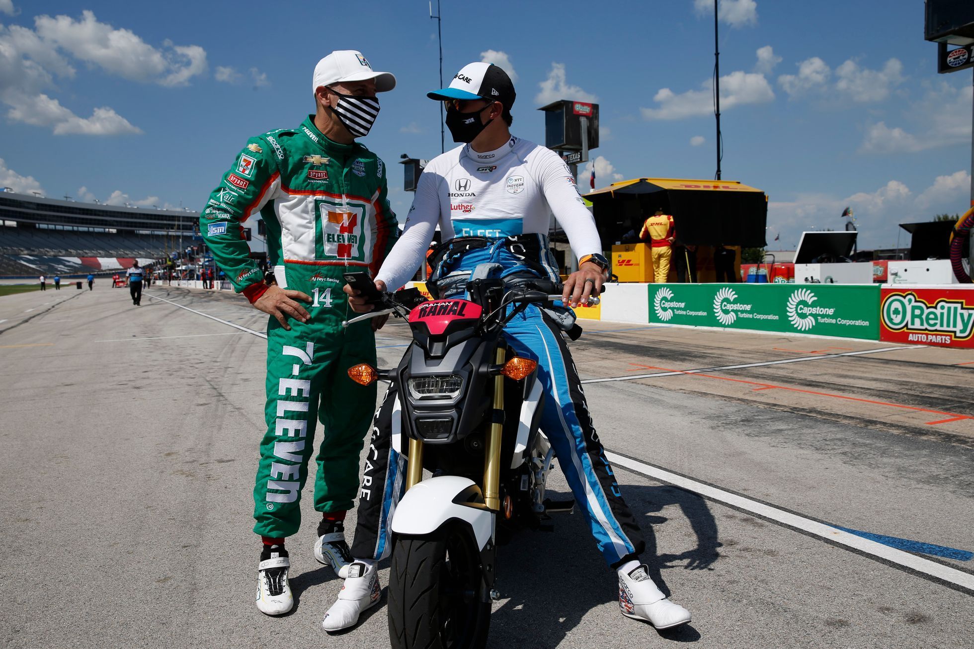 Tony Kanaan a Graham Rahal v závodě IndyCar na Texas Motor Speedway