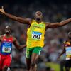Jamajský sprintér Usain Bolt slaví vítězství v závodu na 200 metrů na OH 2008 V Pekingu.