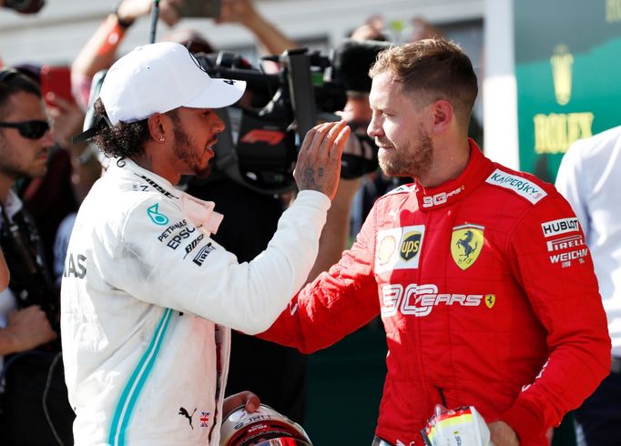 Lewis Hamilton a Sebastian Vettel slaví po Velké ceně Maďarska formule 1.