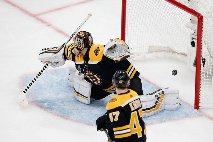 Bostonský gólmna Tuukka Rask se marně natahuje po střele Carla Gunnarssona ze St. Louis