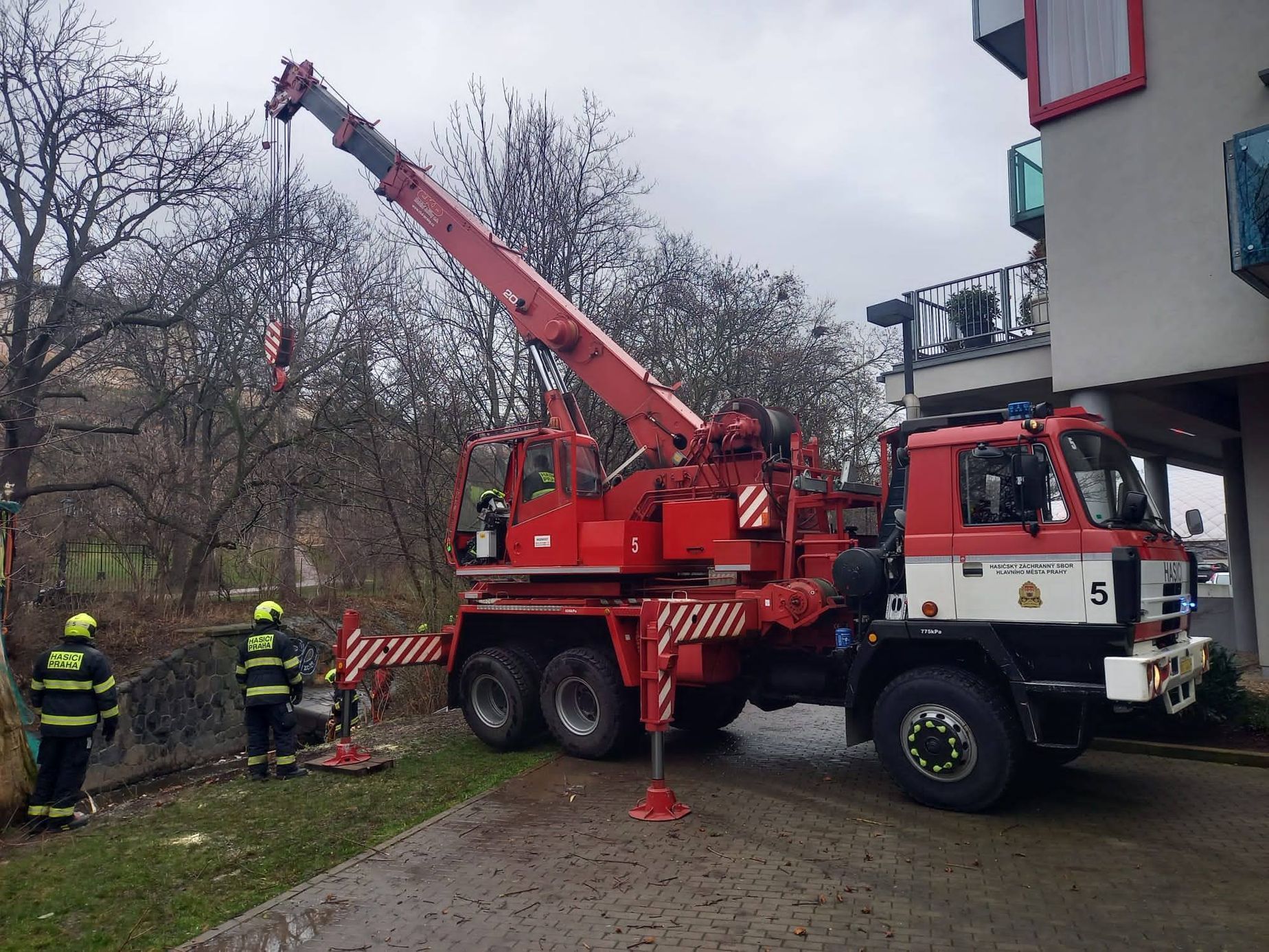 V pátek odpoledne zasahovali pražští hasiči u Botiče ve Vršovicích. Auto tam sjelo do potoka