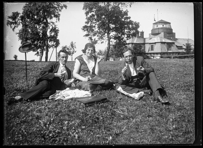 Archivní snímky neznámých autorů z let cca1900-1945, které zachraňuje fotograf Martin Wágner v rámci projektu "Negativy z popelnice" a dokumentuje tak zmizelý svět.