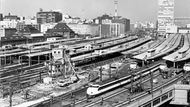 Šinkansen na hlavním tokijském nádraží, květen 1974.