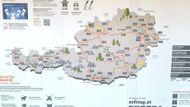Mapa na odpočívadle ukazuje, na které úseky silnic a dálnic je třeba mít známku. V Rakousku se vybírá také mýto v některých tunelech.