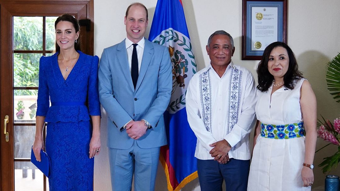 Vévodkyně Kate, princ William a premiér Belize Johnny Briceño s manželkou Rossanou.