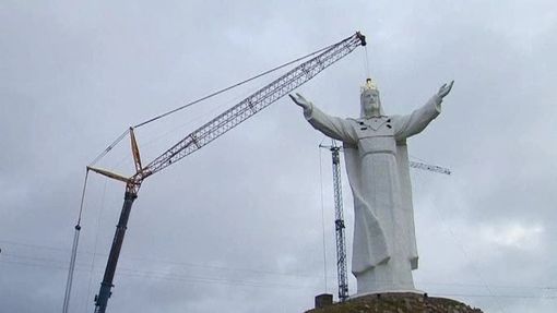 V Polsku vztyčili obří sochu Ježíše. My bychom mohli vztyčit nadživotní sochu Zemana.