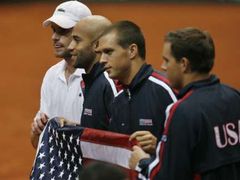Američtí tenisté (zleva) Andy Roddick, James Blake, Mike Bryan a Bob Bryan po postupu do čtvrtfinále Davis Cupu.