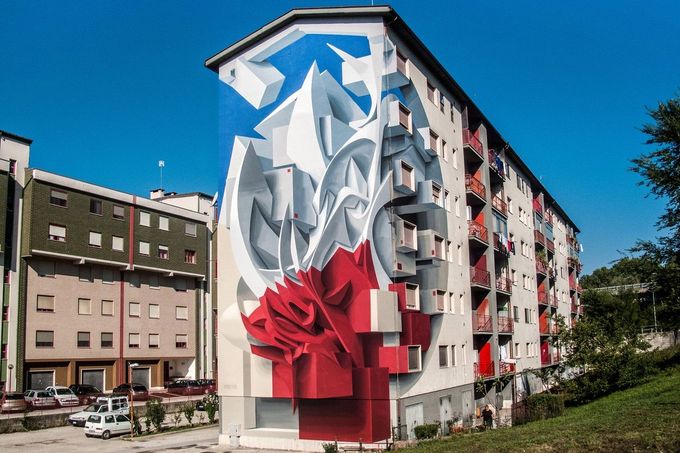 Pohled na 3D optickou iluzi, kterou pomocí techniky graffiti vytvořil na domě italský umělec Manuel Di Ritas.