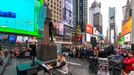 Snímek z vystoupení Pražského filharmonického sboru na Times Square.