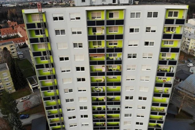 Výroba elektřiny na balkónech domu ve Štýrsku.