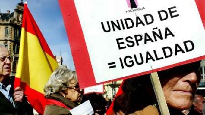 Odpůrci větší autonomie Katalánska a vyjednávání španělské vlády s teroristy z ETA se sešli 18.února v Bilbau, aby upozornili na svůj názor.