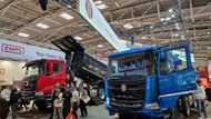 Mezi vystavovateli nechyběla ani kopřivnická Tatra, která předvedla dvojici Phoenixů v nové generaci s podvozky v konfiguraci 8×8 a nástavbami VS-Mont. Modré auto je třístranný, červené pak jednostranný sklápěč.
