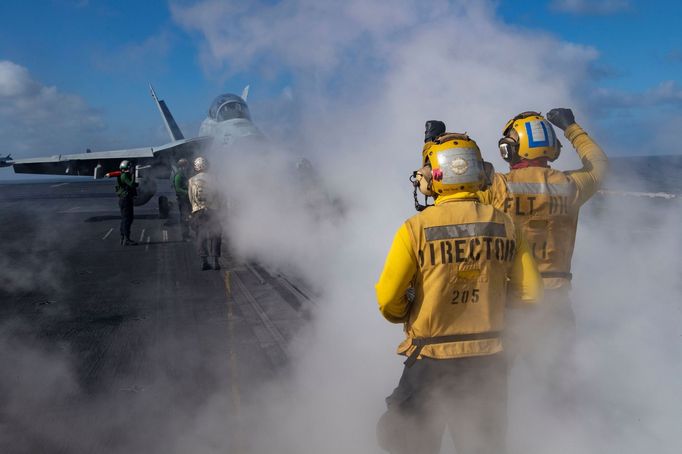 Start letounu na palubě lodi USS Nimitz.