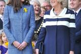 ...Williamova žena měla šaty v námořnické modři a Camilla tmavě modrou zkombinovala s bílou.