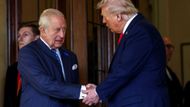 Americký prezident Donald Trump si podává ruku s britským králem Karlem při odjezdu z hradu Windsor ve Windsoru, Británie.