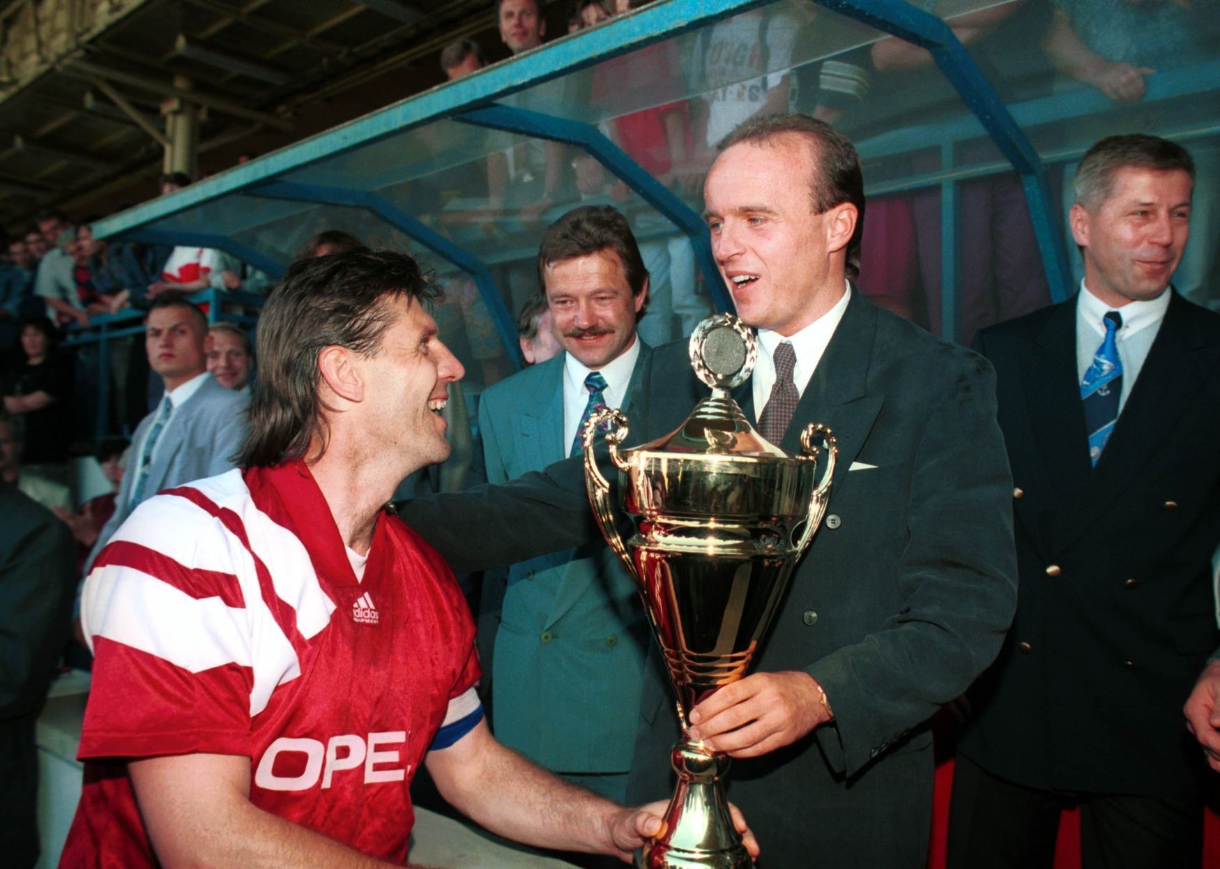 První liga 1993-94: Kapitán Sparty Jozef Chovanec(vlevo)  a Petr Mach, předseda fotbalového klubu AC Sparta Praha