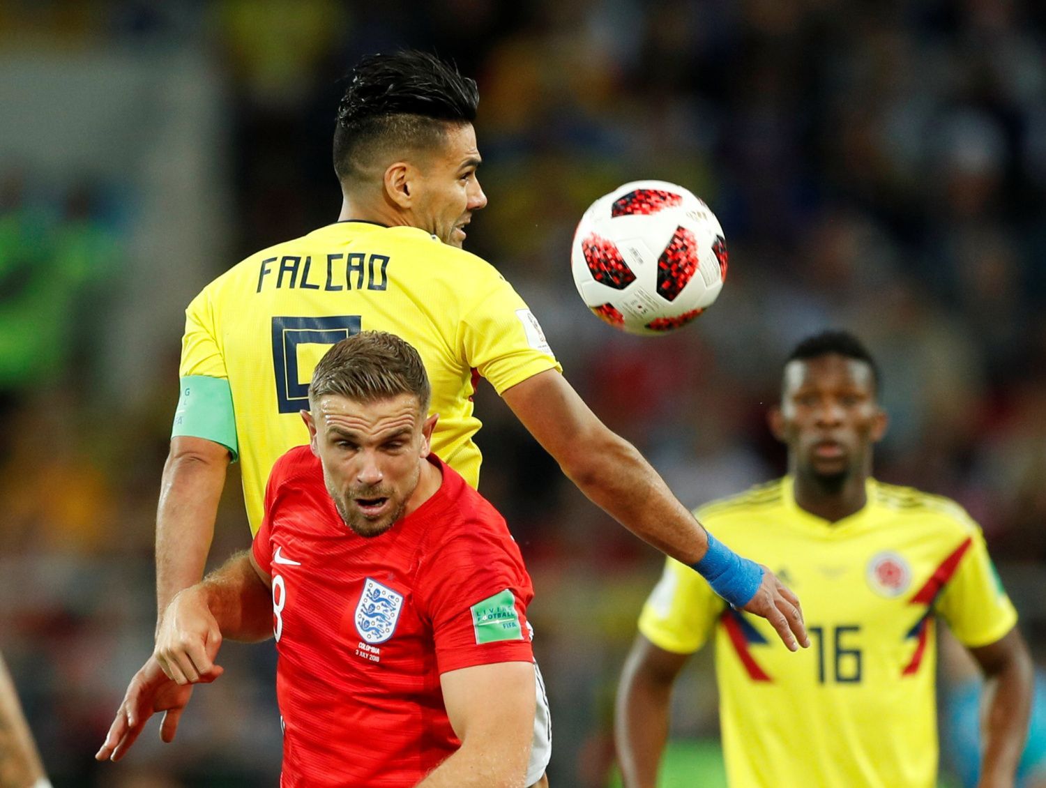 Radamel Falcao a Jordan Henderson v zápase Kolumbie - Anglie na MS 2018