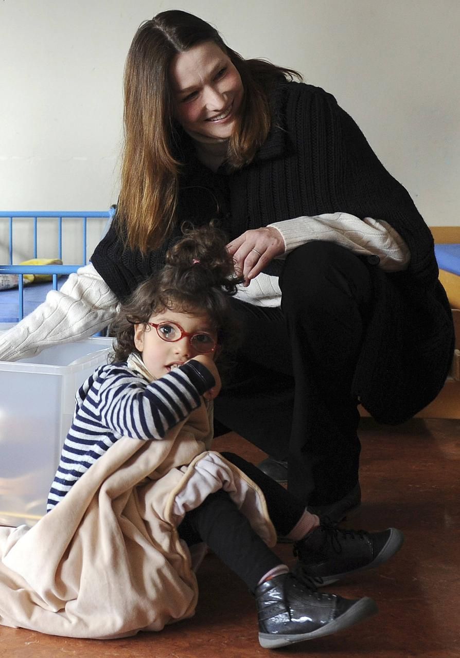 Carla Bruniová Sarkozyová v akci