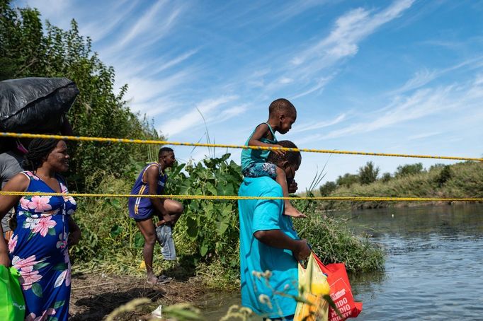 Migranti z Haiti překračují americko-mexickou hranici, ilustrační foto.