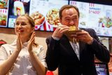 Síť provozuje ruská společnost Smart Service Ltd., která koupila restaurace od provozovatele KFC, americké firmy Yum!Brands. Na snímku je jeden ze dvou majitelů Smart Service Ltd. Konstantin Kotov.