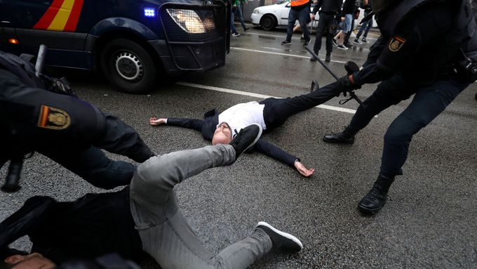 "Svět vidí, jak stát sahá k násilí," prohlásil mluvčí katalánské vlády Jordi Turull.