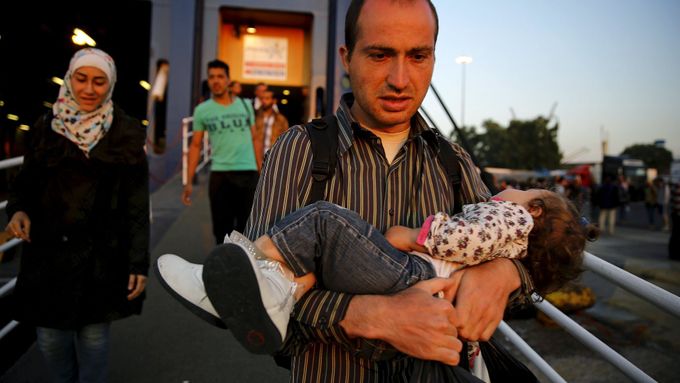 Foto: Lidé místo nákladu. Slavný Pireus zaplavili uprchlíci