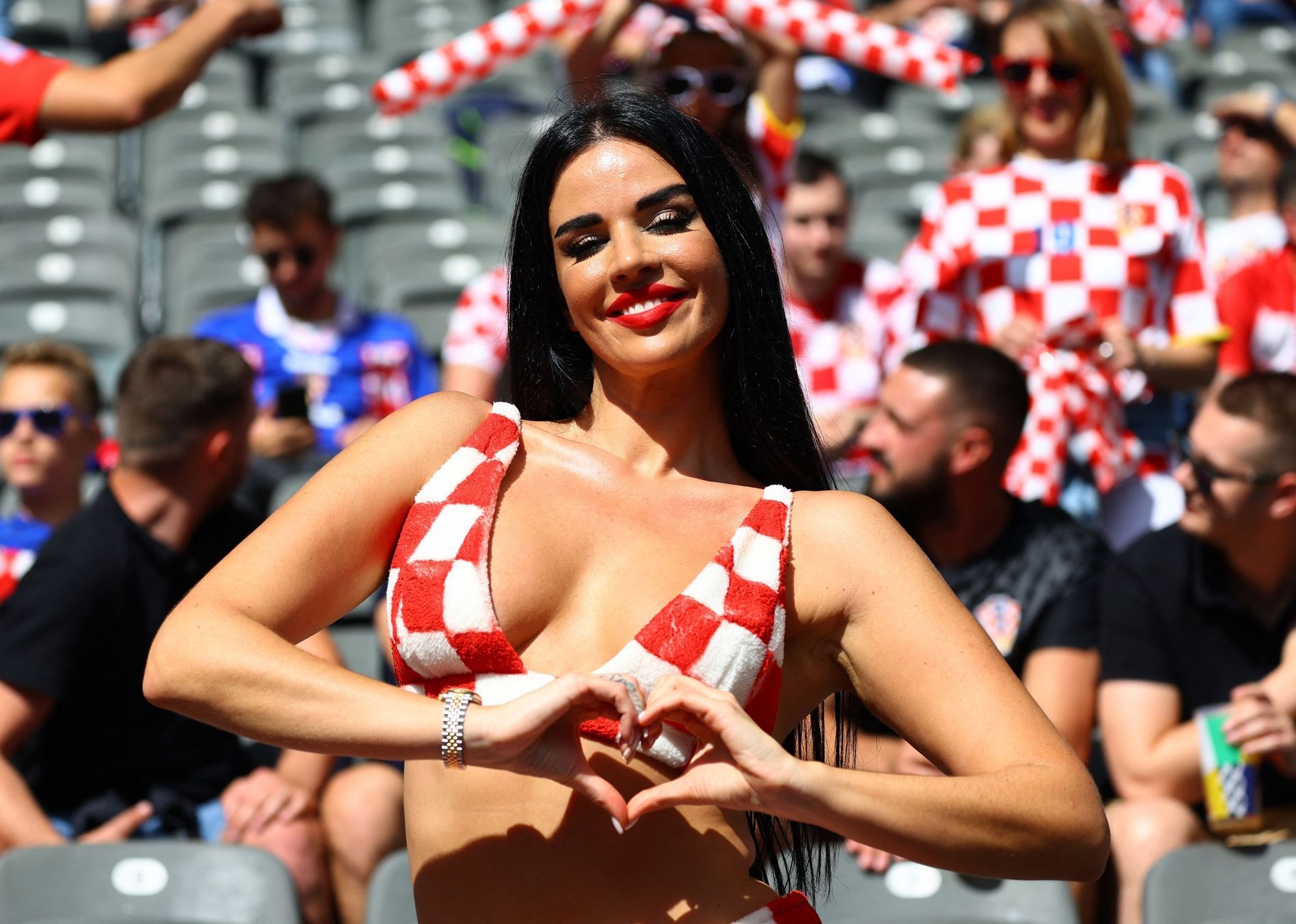 Chorvatská fanynka Ivana Knöllová v hledišti na Euru 2024