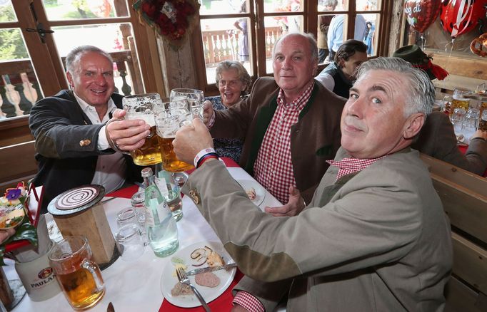 FC Bayern Munich's CEO Rummenigge, president Hoeness, his wife Susanne and head coach Ancelotti pose during their visit at the Oktoberfest in Munich