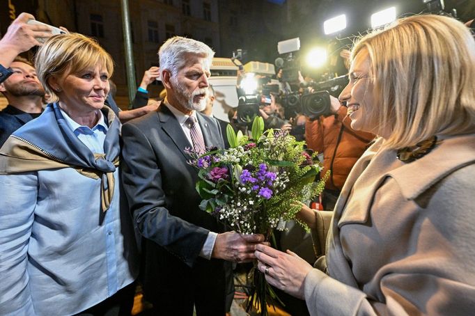 Prezidentský kandidát Petr Pavel se svou chotí Evou (vlevo) vítá neúspěšnou prezidentskou kandidátku Danuši Nerudovou (vpravo) ve svém volebním štábu. Praha, 14. 1. 2023