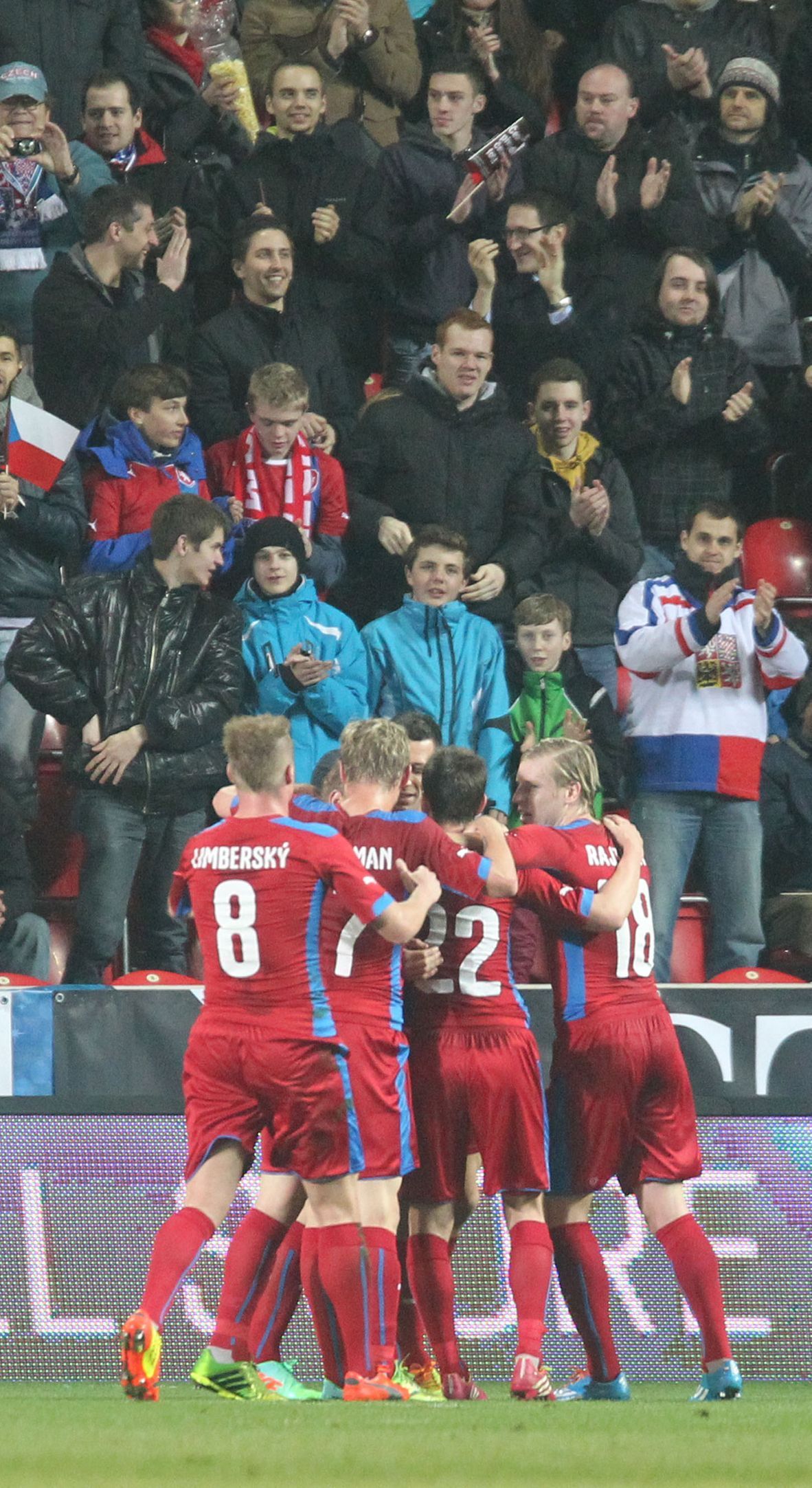 Česko - Norsko: Matěj Vydra slaví se spoluhráči gól na 2:1