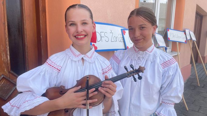 Aktuálně.cz mluvilo s Veronikou a Aničkou o tom, jak moc rády mají Hluk a folklór, jak chtěj udržovat tradice.