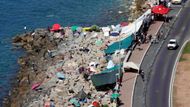 Vrátit se odmítli, Italové je do vnitrozemí pustit nechtěli a Francouzi - jejichž přechod Saint Ludovic je takřka na dohled - hranici neprodyšně uzavřeli.