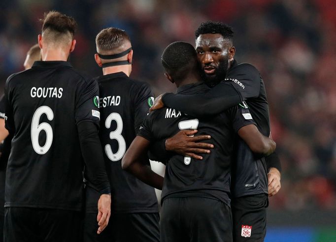 Hráči Sivassporu slaví gól na 0:1 v zápase EKL  Slavia Praha - Sivasspor