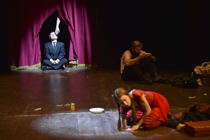 Dušan Hřebíček jako bůh, Zdislava Začalová v roli Agláji a Ondřej Kokorský coby otec.