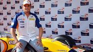 Giancarlo Fisichella pózuje u svého monopostu Renault během krátké návštěvy Prahy.