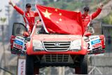 Čínský pilot Jung Čou (vpravo) se na trať Rallye Dakar vydal ve voze domácí provenience Great Wall.